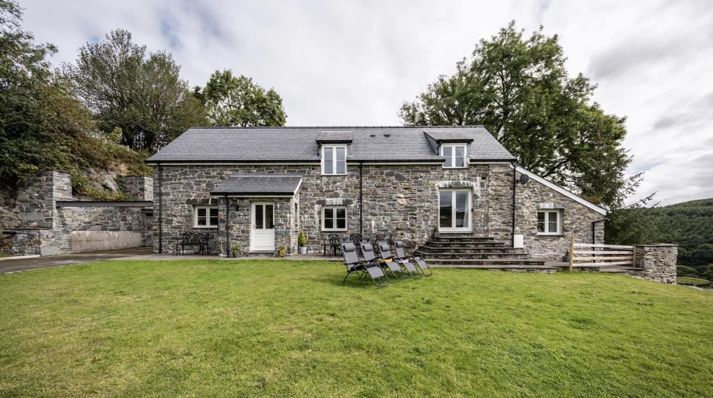 Stunning Barn Conversion with HOT TUB and ALPACAS - Ty Cerrig Barn, Corwen