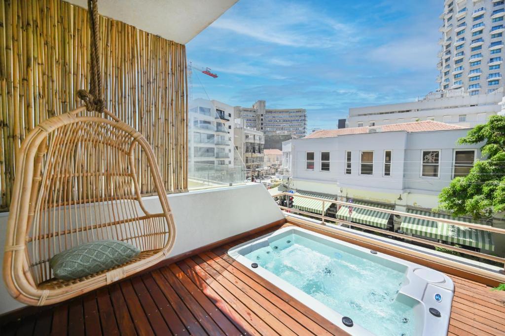 Swimmin the Sea by HolyGuest, Tel Aviv