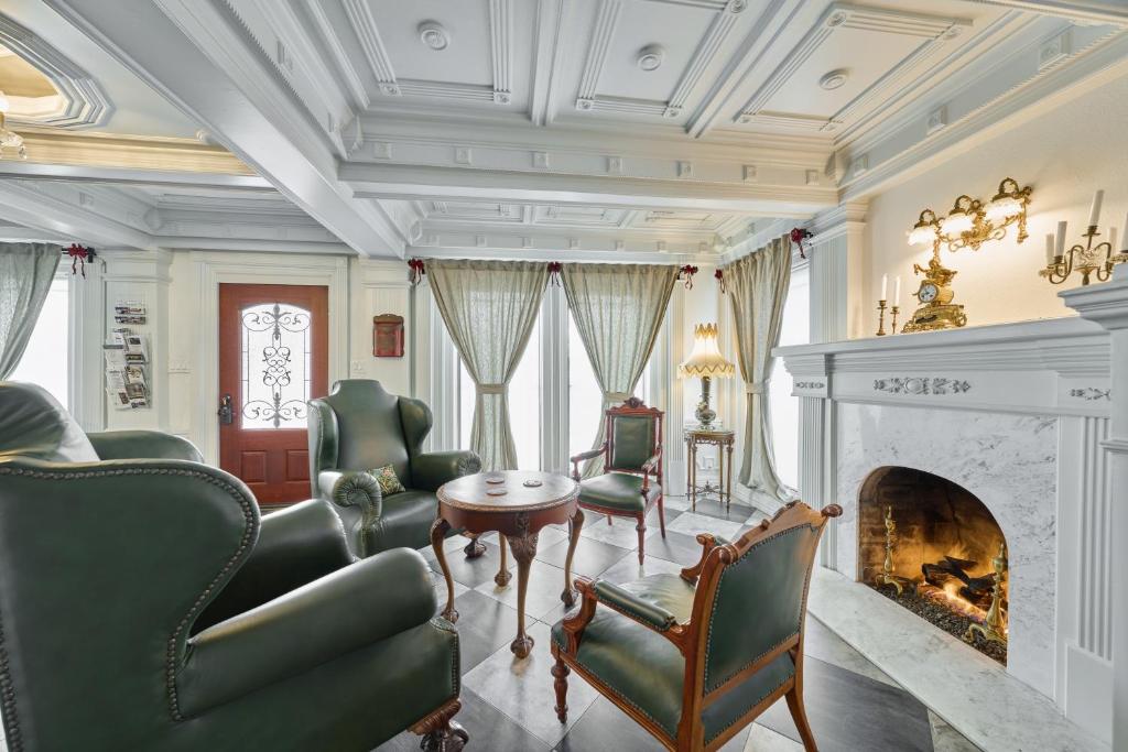 Villa with 8 bedrooms and heated swimming pool photo