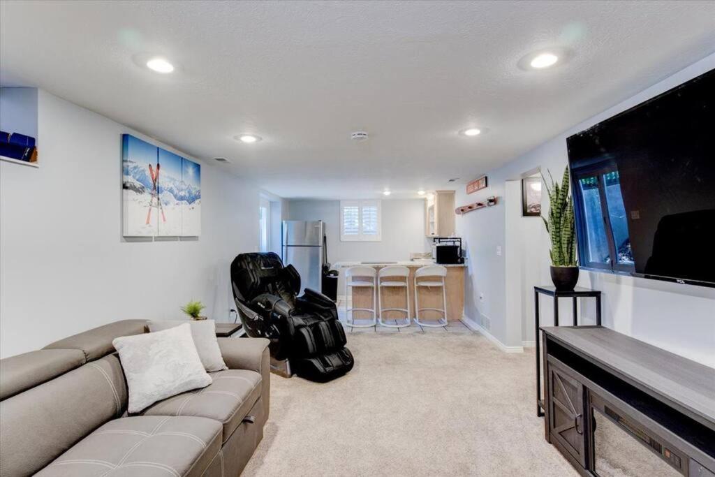 2 BD Basement Apartment in SLC - Private Hot Tub !