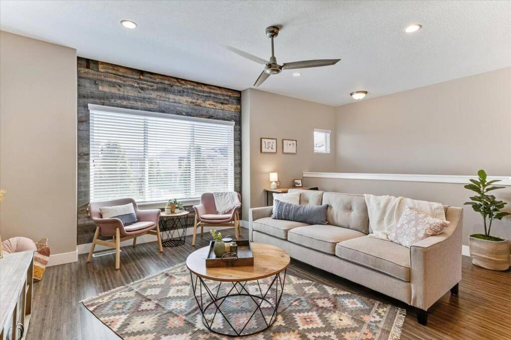 Cheerful 2BD Townhome in South Jordan- Sleeps 5+ !