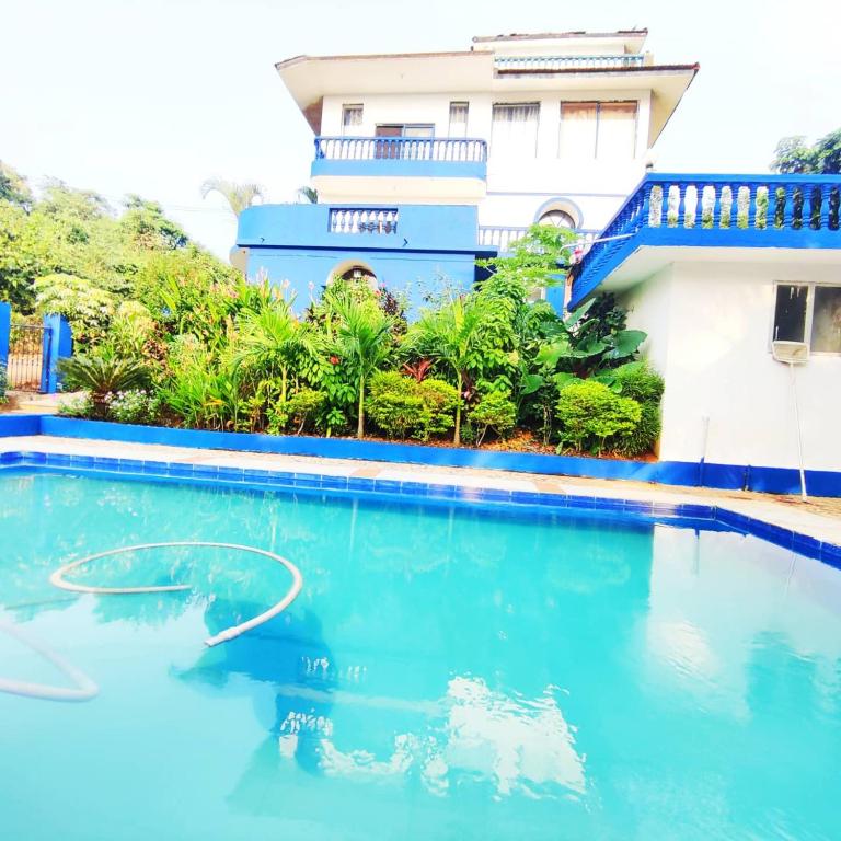 Hilltop 4BHK Villa with Private Pool Near Candolim — Hotel in Goa
