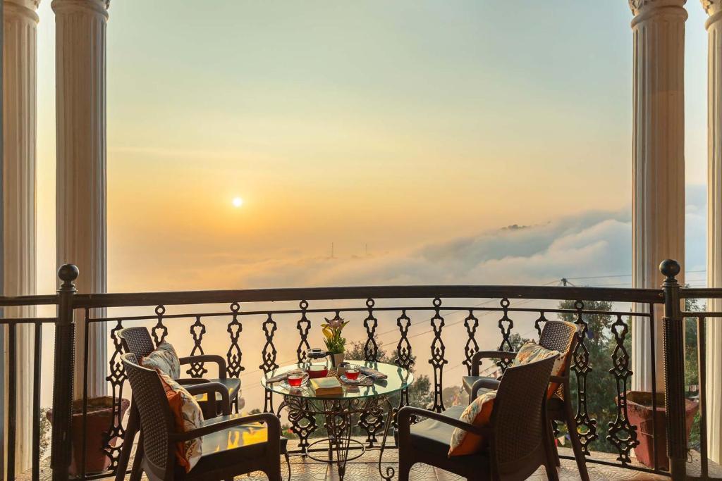 StayVista at Stonehill Manor with Infinity View photo