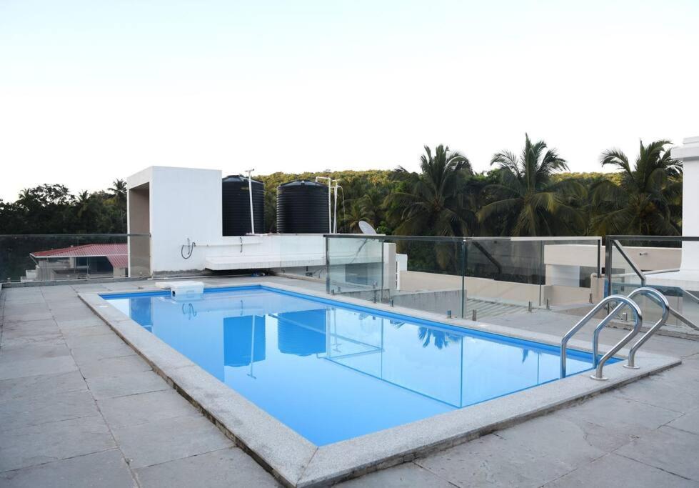 2BHK AC Apartment with Swimming pool close to beach and Airport!