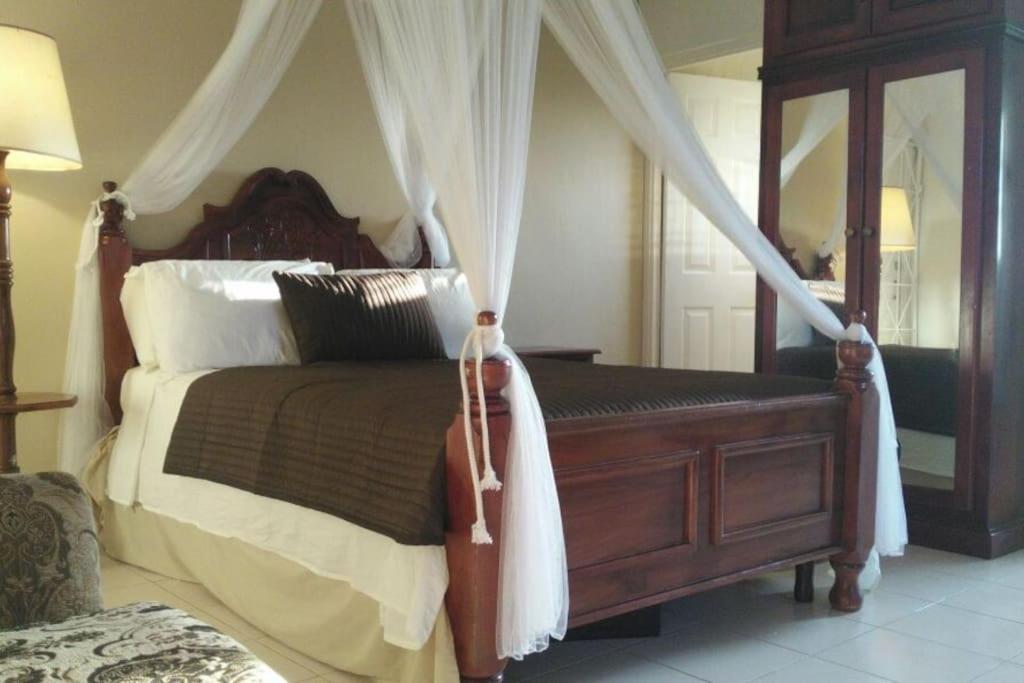 Stylish studio apt AC, Balcony, Parking, Pool, Ocho Rios