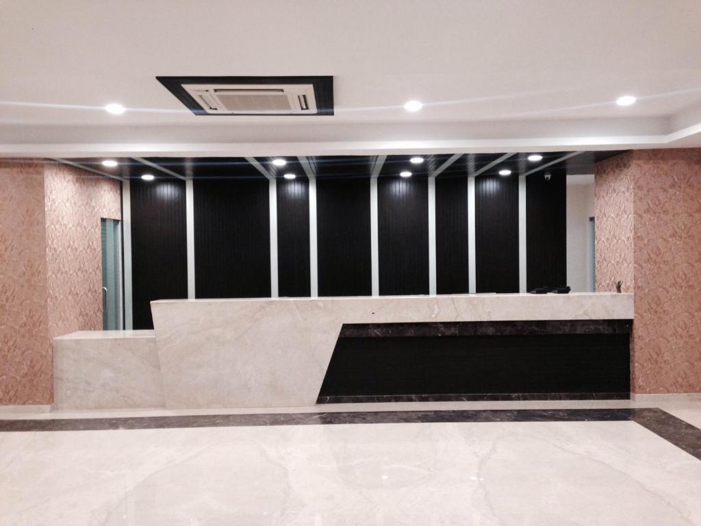 Front desk [24-hour]