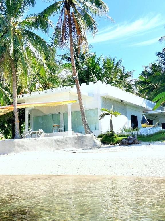 BEACH FRONT WHITE HOUSE VILLA photo