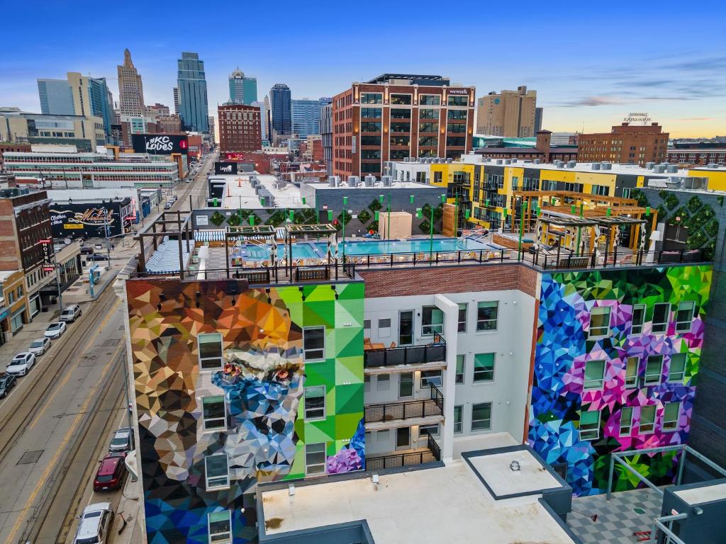 Upscale Two Bedroom Stay with Spectacular Rooftop 526 — Hotel in Kansas City (MO)