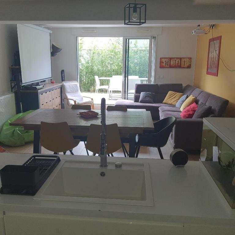 Jolie suite parentale, chambre et salle d'eau, avec son coin de verdure à 5 minutes à pied du centre ville - 2