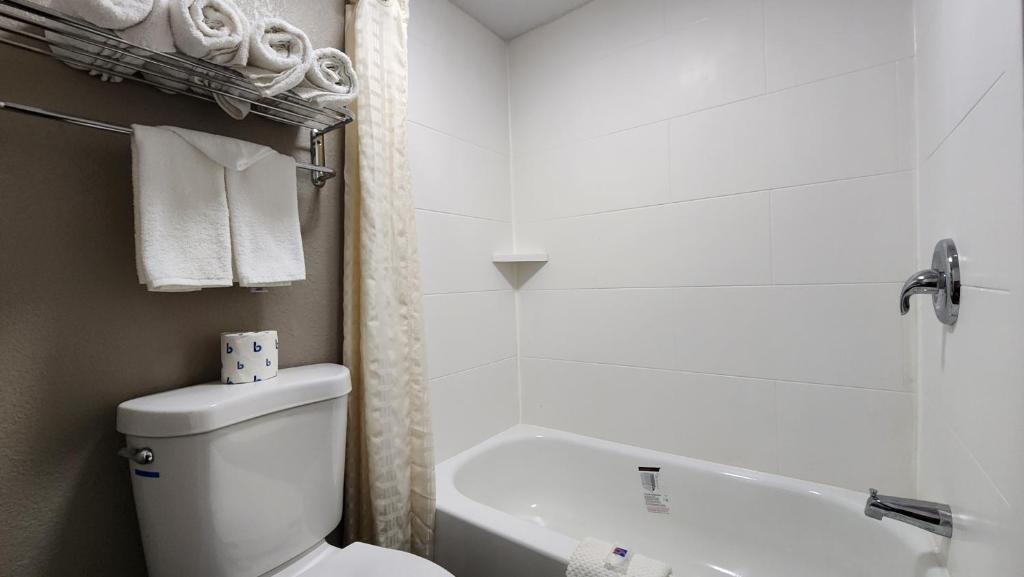 Motel 6 Columbus OH - OSU North photo