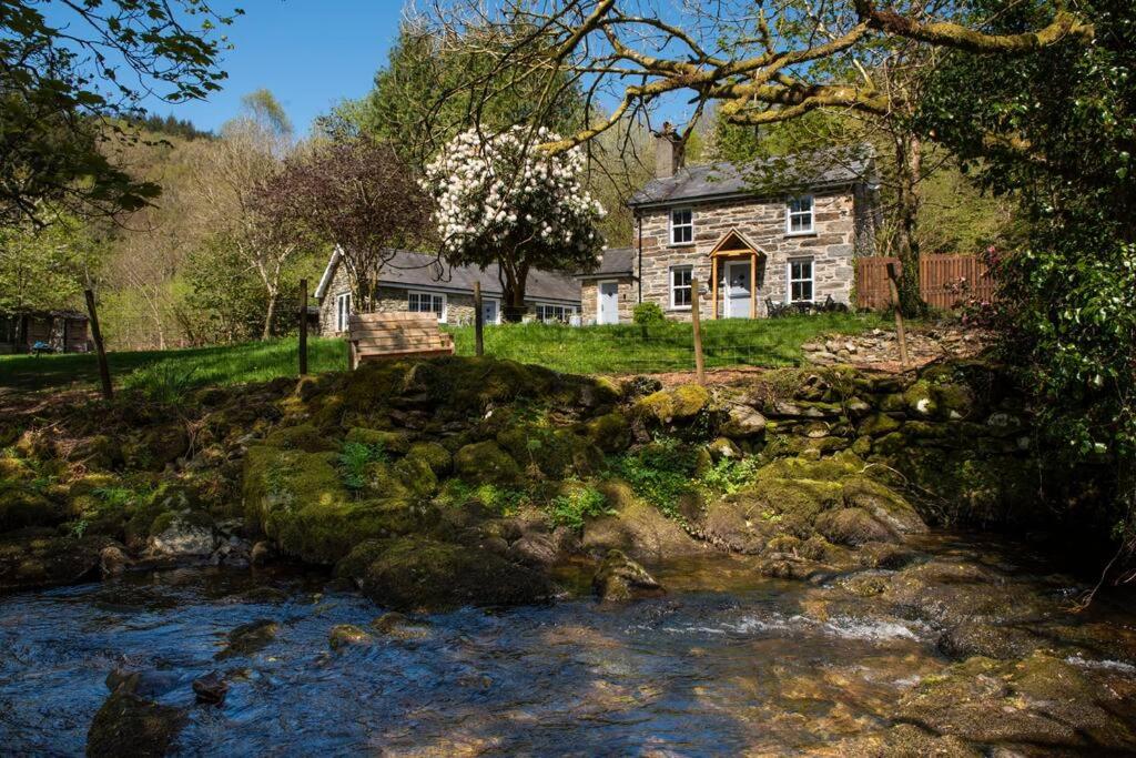 Charming Riverside Cottage in Snowdonia National Park, Tanygrisiau