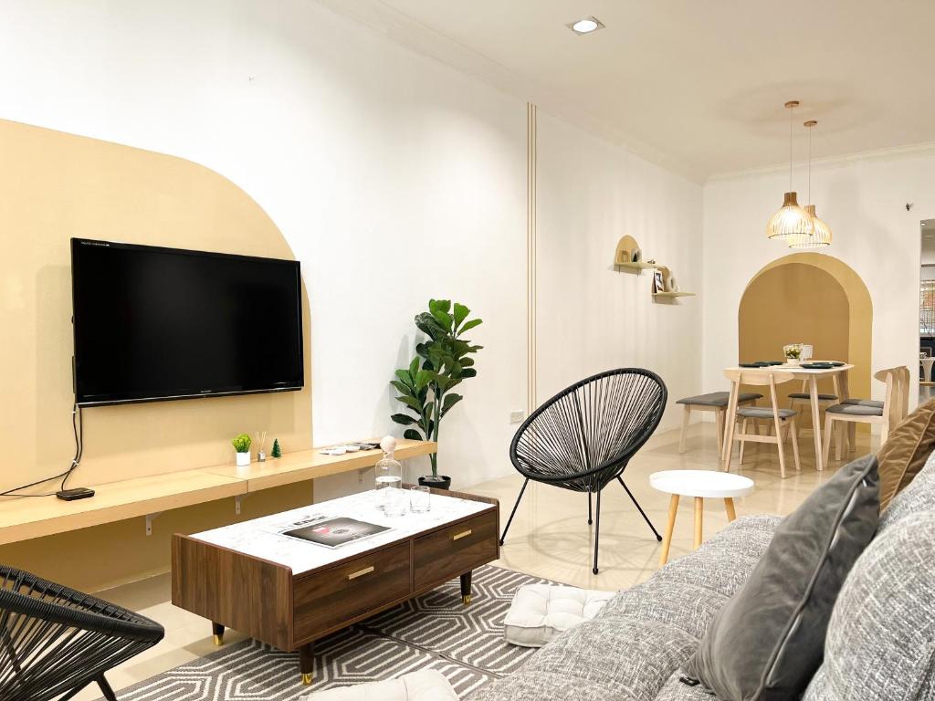 8 pax house . Chill Relax Home . Town . 4BR3BA — Hotel in Kuching