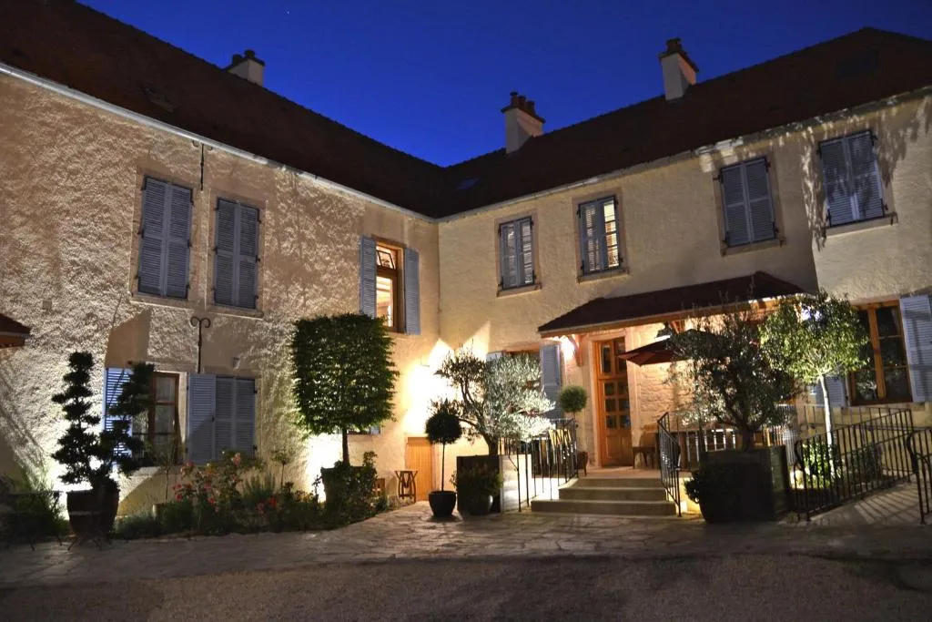 Hôtel Les Deux Chèvres Gevrey-Chambertin，位于热夫雷尚贝尔坦的酒店
