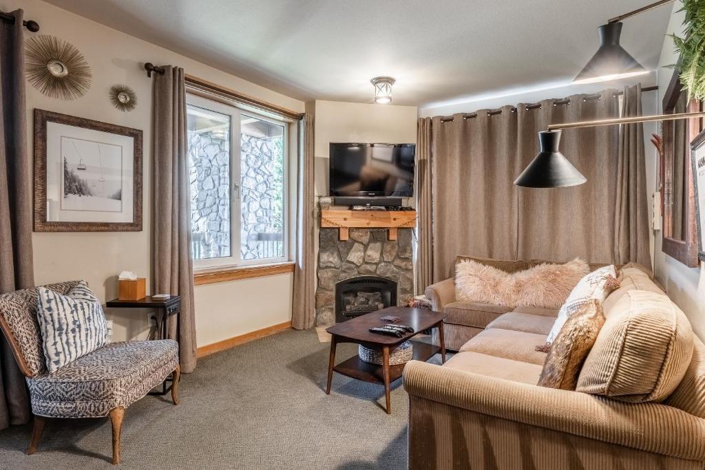 Ski in Ski Out Juniper Springs Lodge #351 Luxury Slope-side 2 Bedrm 2 Bath End Unit!, Mammoth Lakes