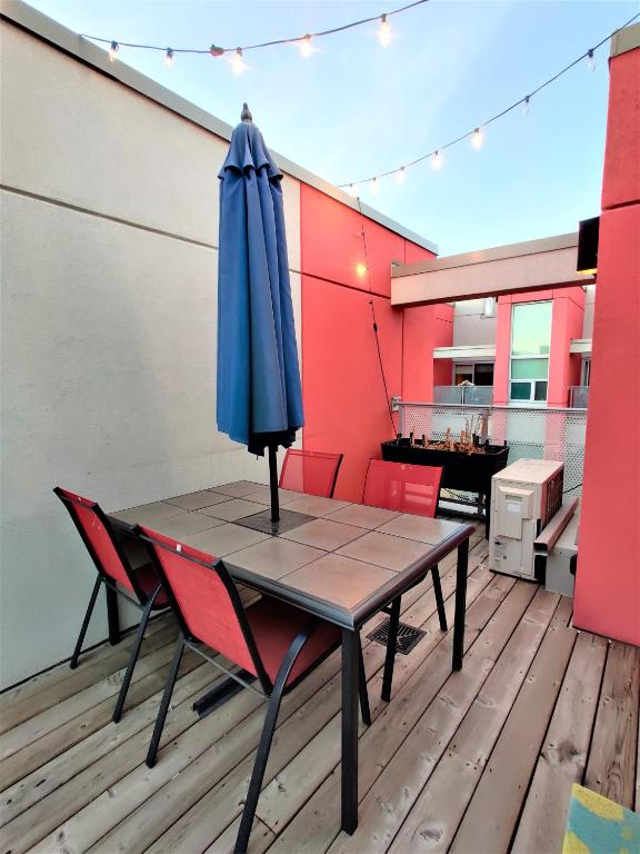 Monki Di Executive Suites - GLAS - Luxury Inner City Home 3 min to Downtown w Private Rooftop Patio  photo