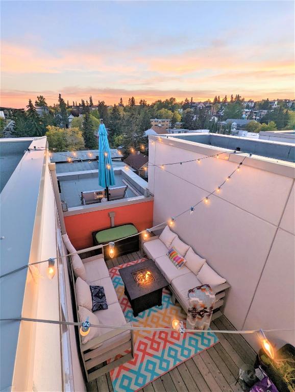 Monki Di Executive Suites - GLAS - Luxury Inner City Home 3 min to Downtown w Private Rooftop Patio  photo