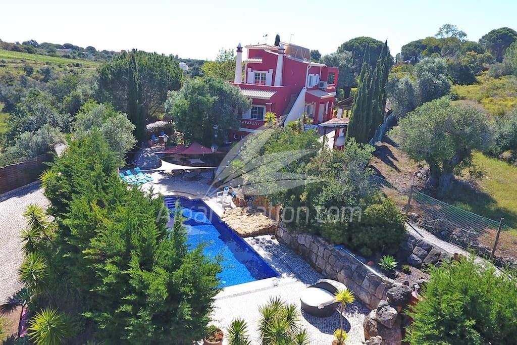 Vivenda Cascata, Porches