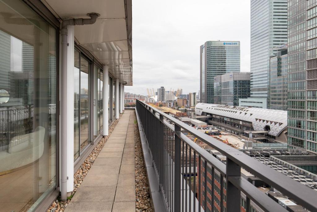 The Canary Wharf Secret - Glamorous 2BDR Flat w/ Terrace and Parking