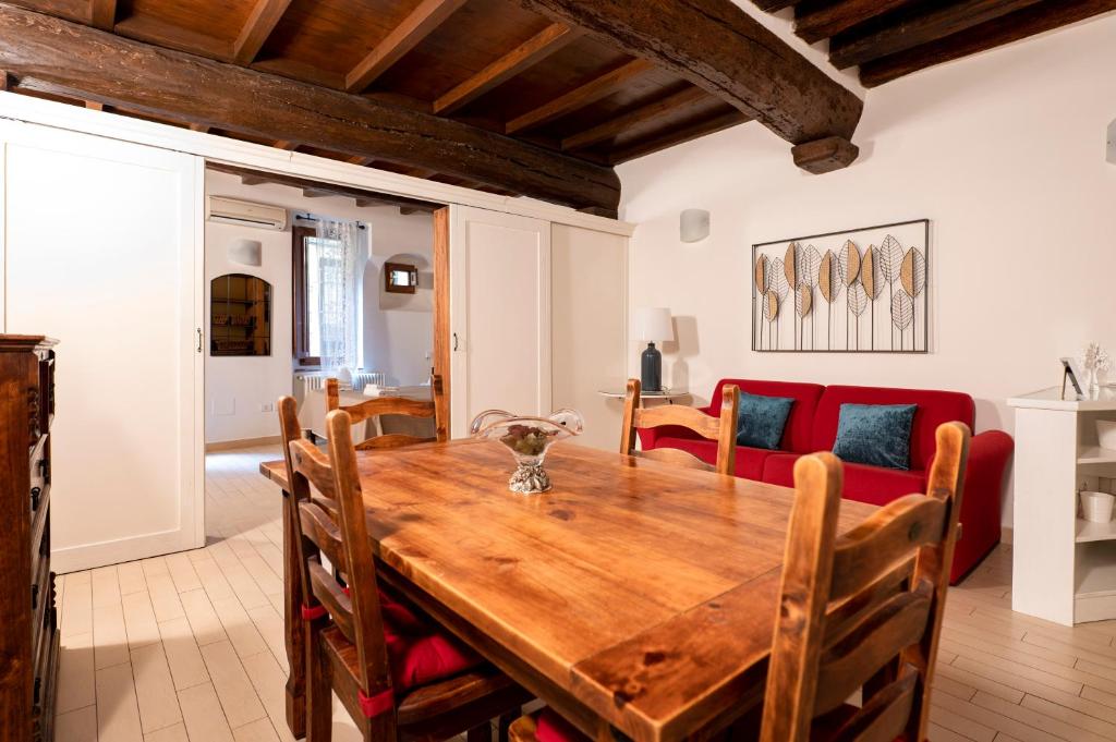 Historic Apartment Steps from Duomo & Uffizi - 3