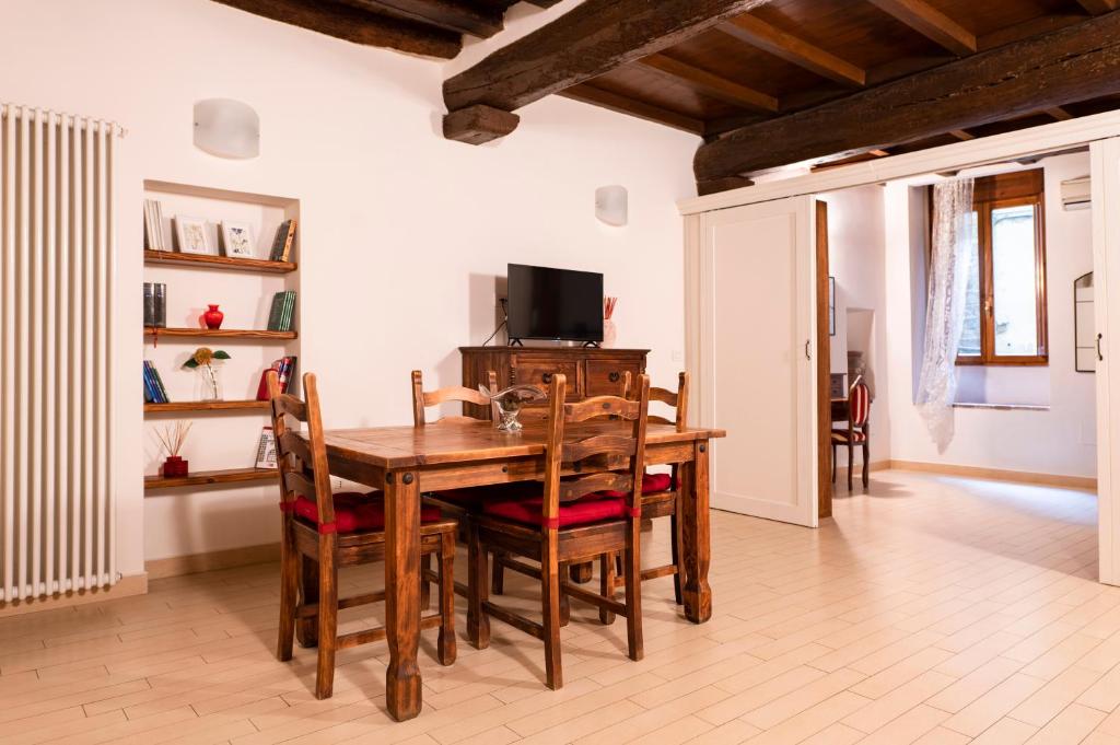 Historic Apartment Steps from Duomo & Uffizi - 5