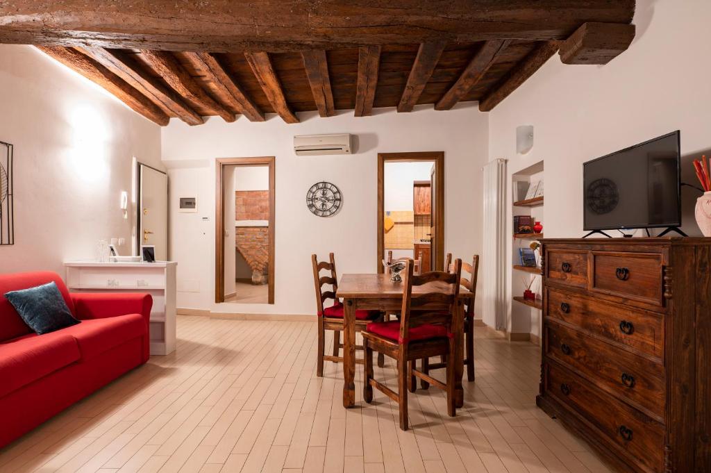 Historic Apartment Steps from Duomo & Uffizi - 2