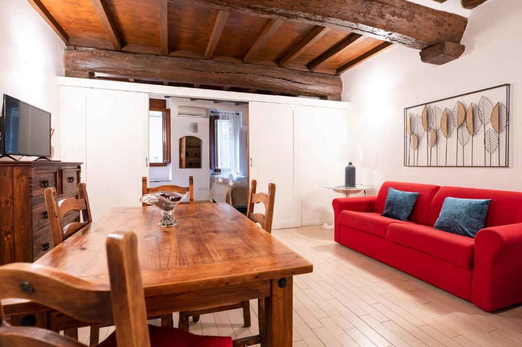 Historic Apartment Steps from Duomo & Uffizi - 4