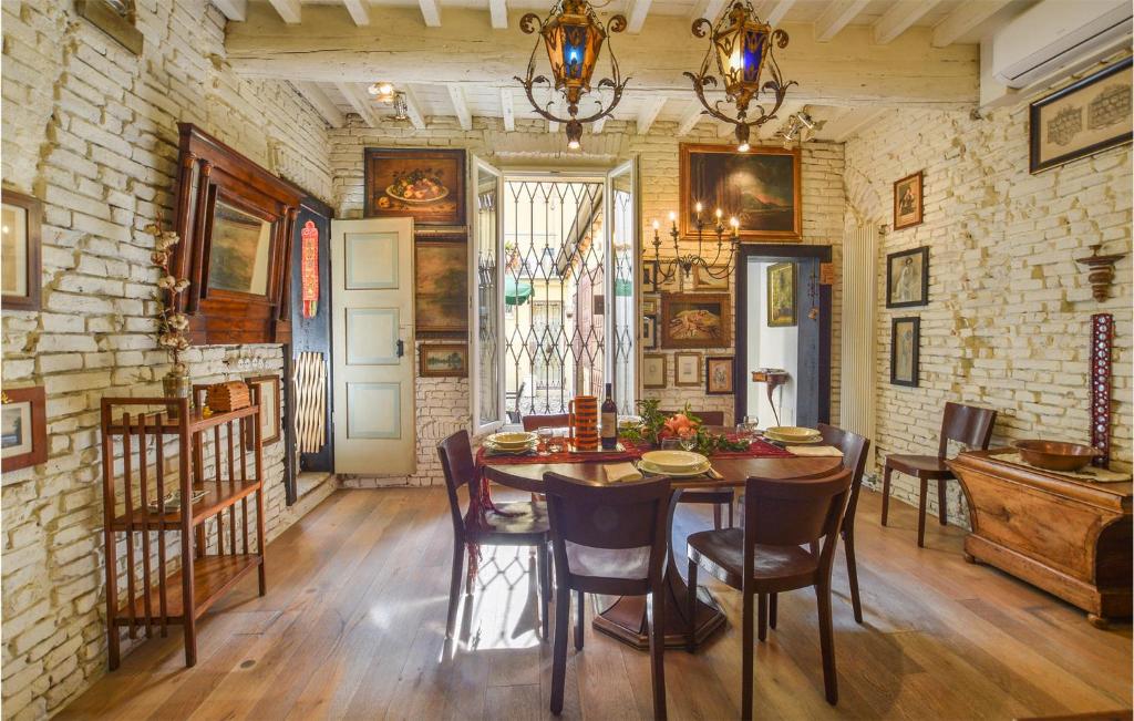 4 Bedroom Beautiful Apartment In Mantova - 5
