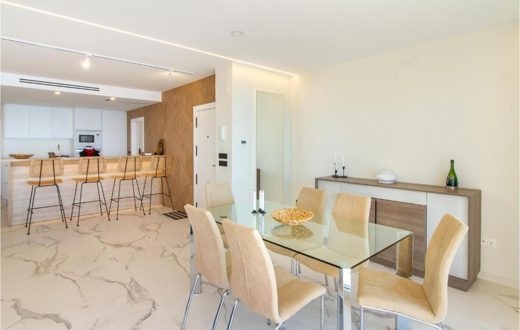 4 Bedroom Cozy Apartment In Santa Pola - 5