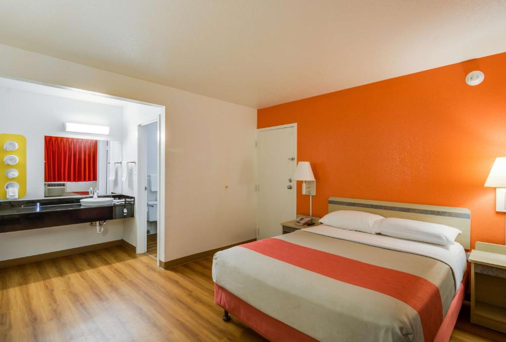 Motel 6 Chicago O'Hare - Schiller Park photo