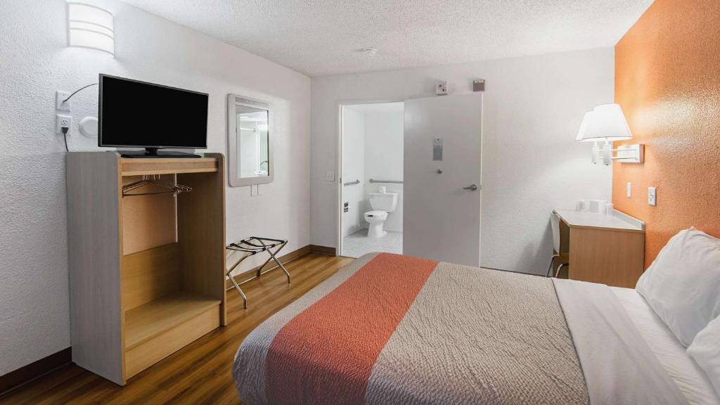 Motel 6-Medford, OR - North photo