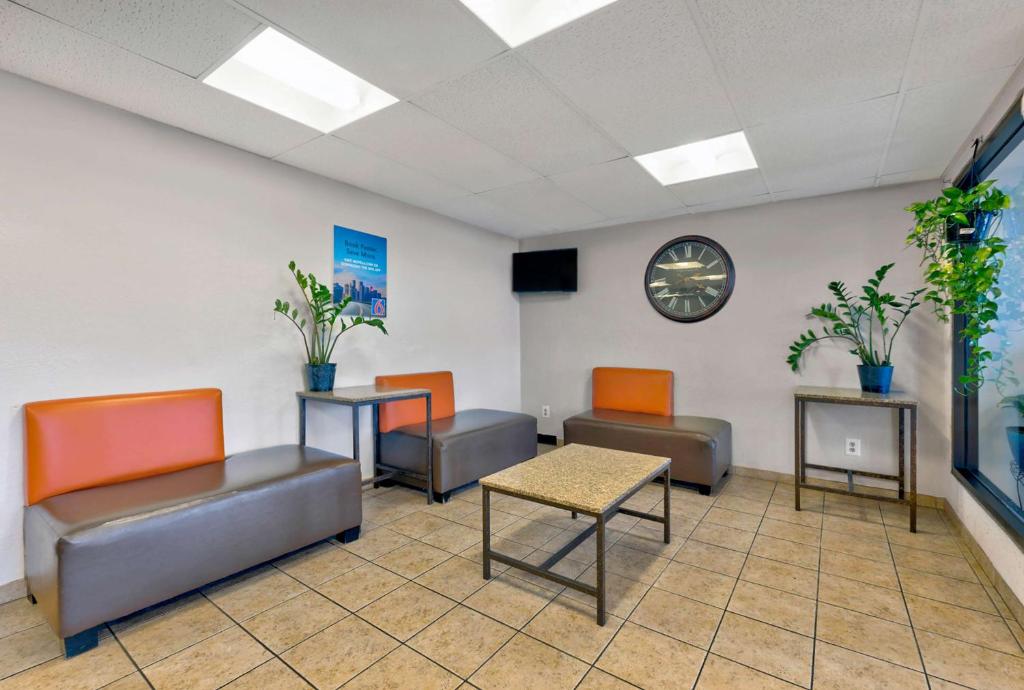 Motel 6-Oak Creek, WI photo