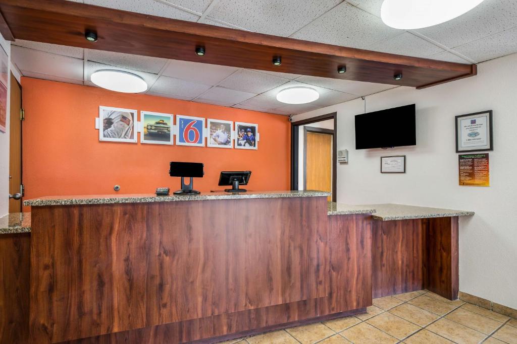 Motel 6-Madison, WI - East photo
