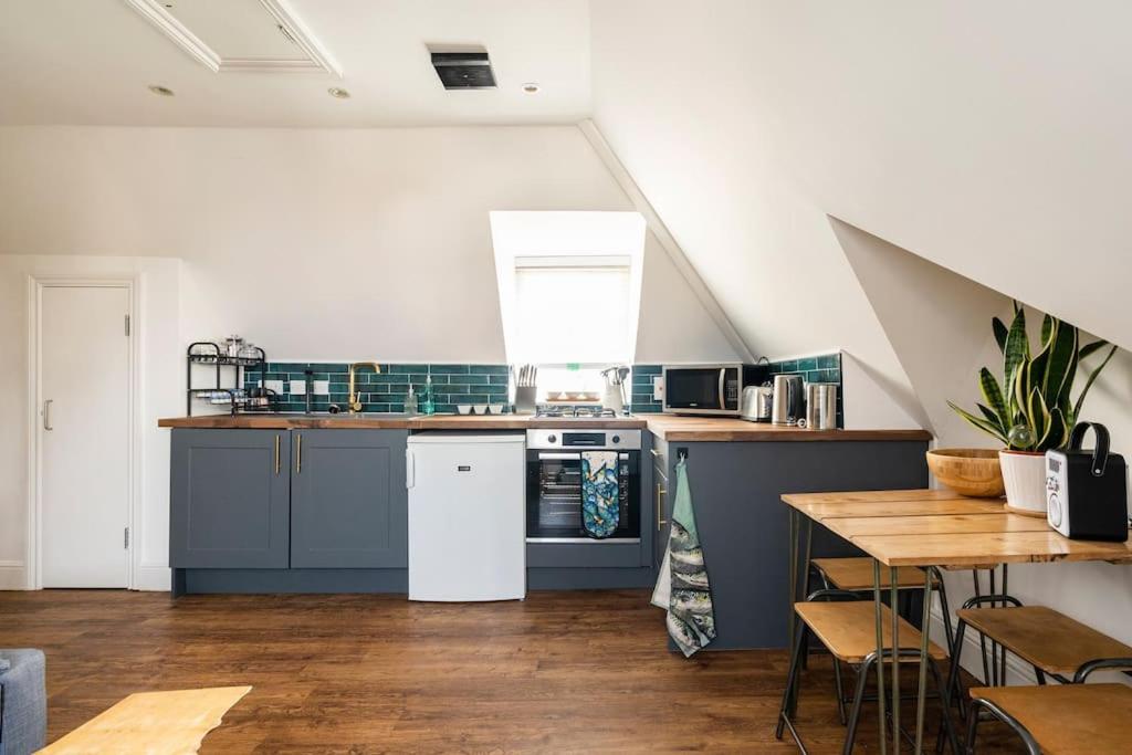 Top Floor Flat on Harbour Street with sea views, Whitstable