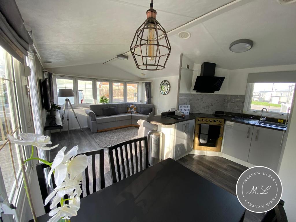 Palm Grove 2- Golden Palm - Pet friendly, WiFi, bed linen, central heating - Meadow Lakes Caravan & Lodge Hire, Chapel Saint Leonards