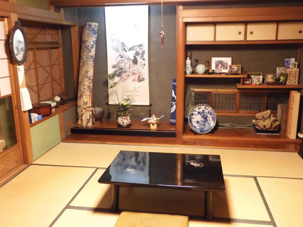 Traditional Japanese House with beautiful garden — Hotel in Hirakata