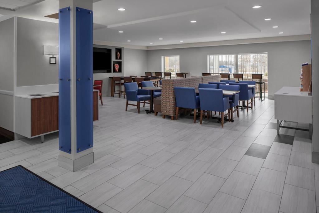 Holiday Inn Express & Suites 조식 및 시설