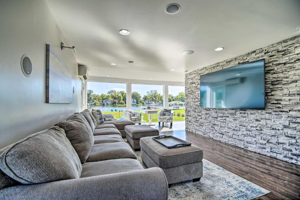 Home on Fox River Modern Decor Style!, McHenry