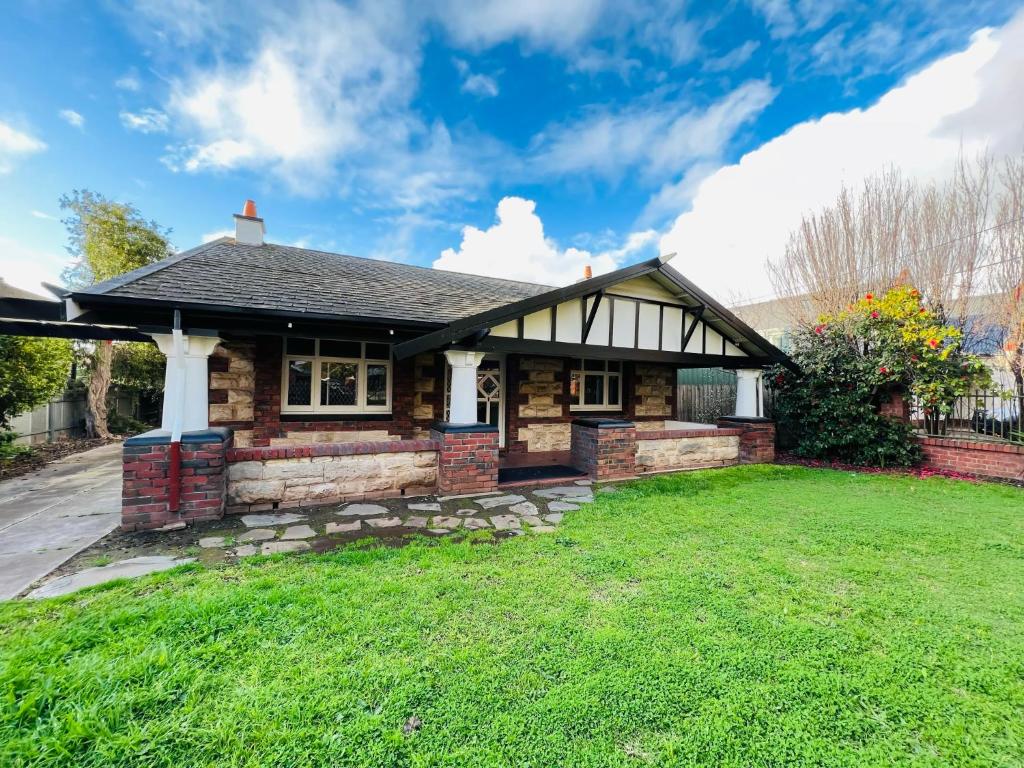 Group house with views of the salt pool and spa, Mitcham