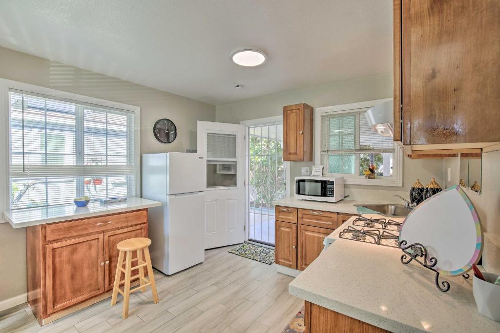 Quaint Long Beach Apt about 9 Mi to Beach Access! photo