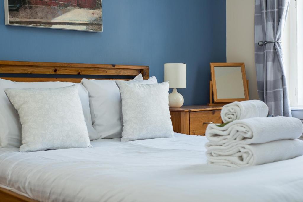 Downtown and central 1 bed in Edinburgh, sleeps 4 photo