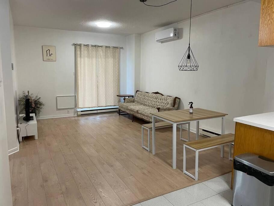 Beau logement situé en hauteur à Montréal