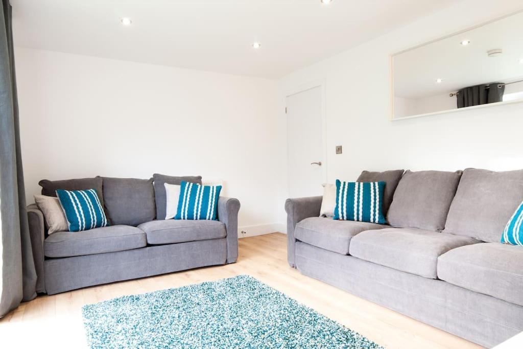 The Spitfire - Renovated 3-bed house in Cheltenham, SLEEPS 8 photo