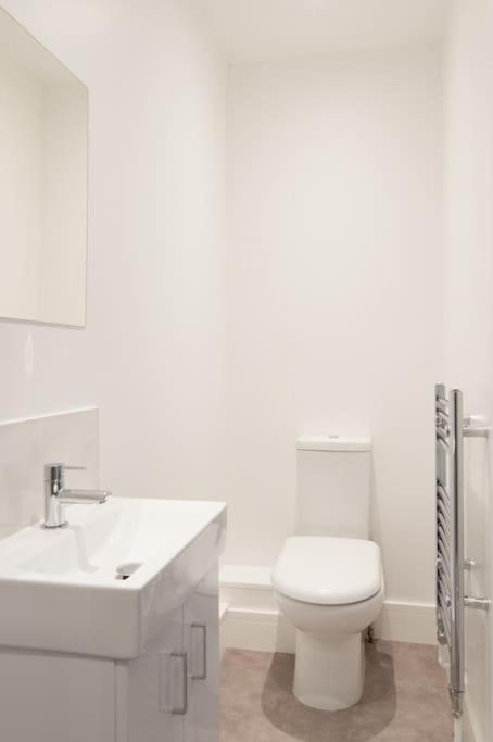 The Spitfire - Renovated 3-bed house in Cheltenham, SLEEPS 8 photo