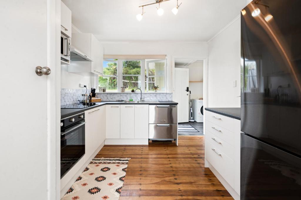 Lake, mountain view cottage - near major attractions, Rotorua