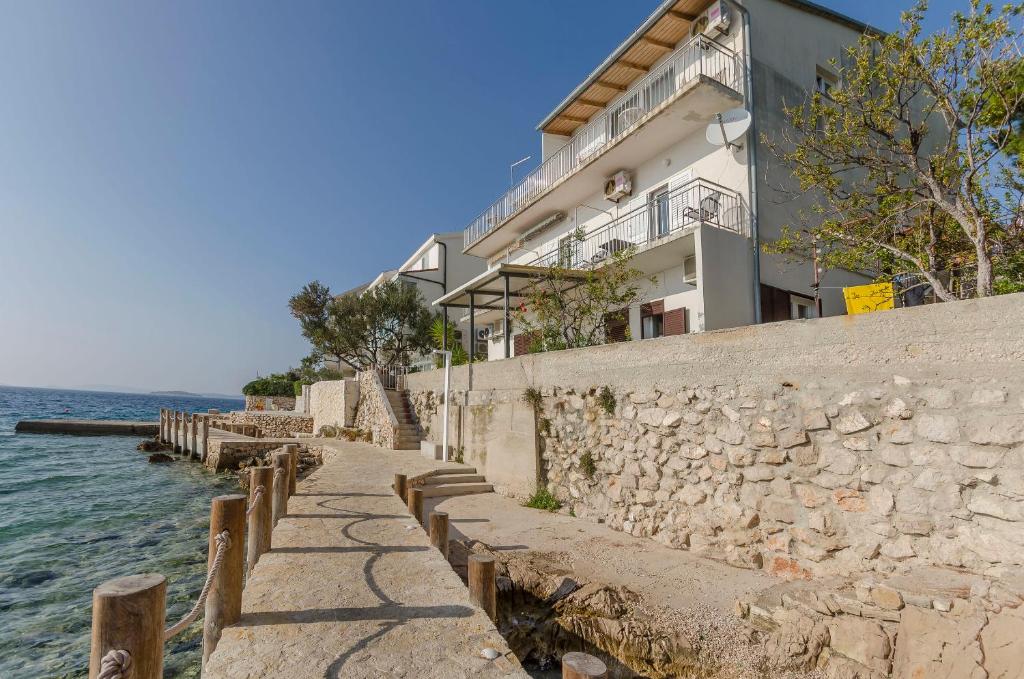 Apartment Slobodan by the sea, Tribunj