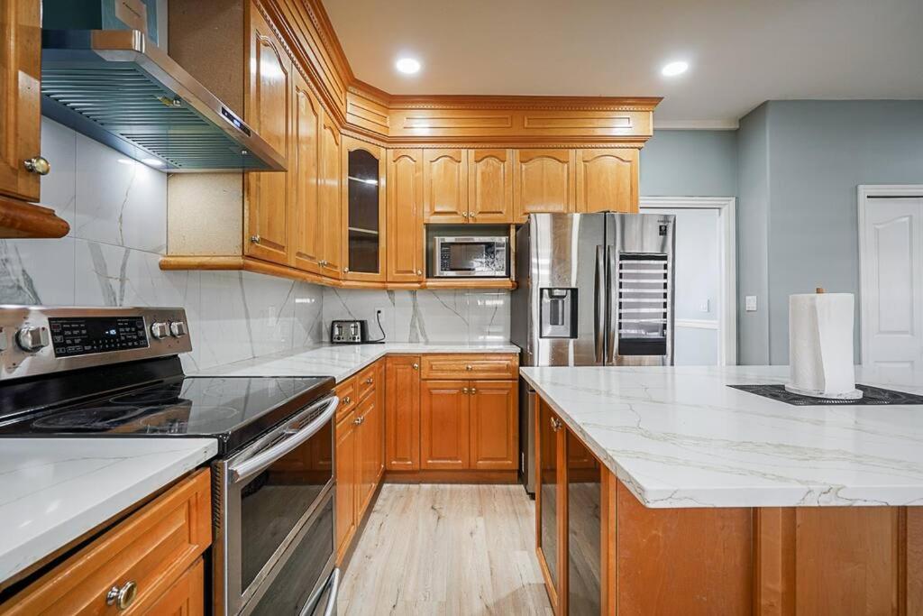 Lavish 5 Bedroom home with free parking, laundry