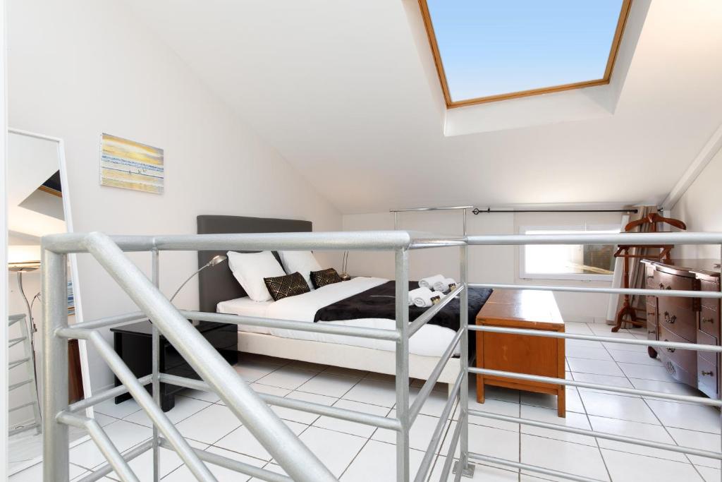 Aya's Duplex YourHostHelper - 2