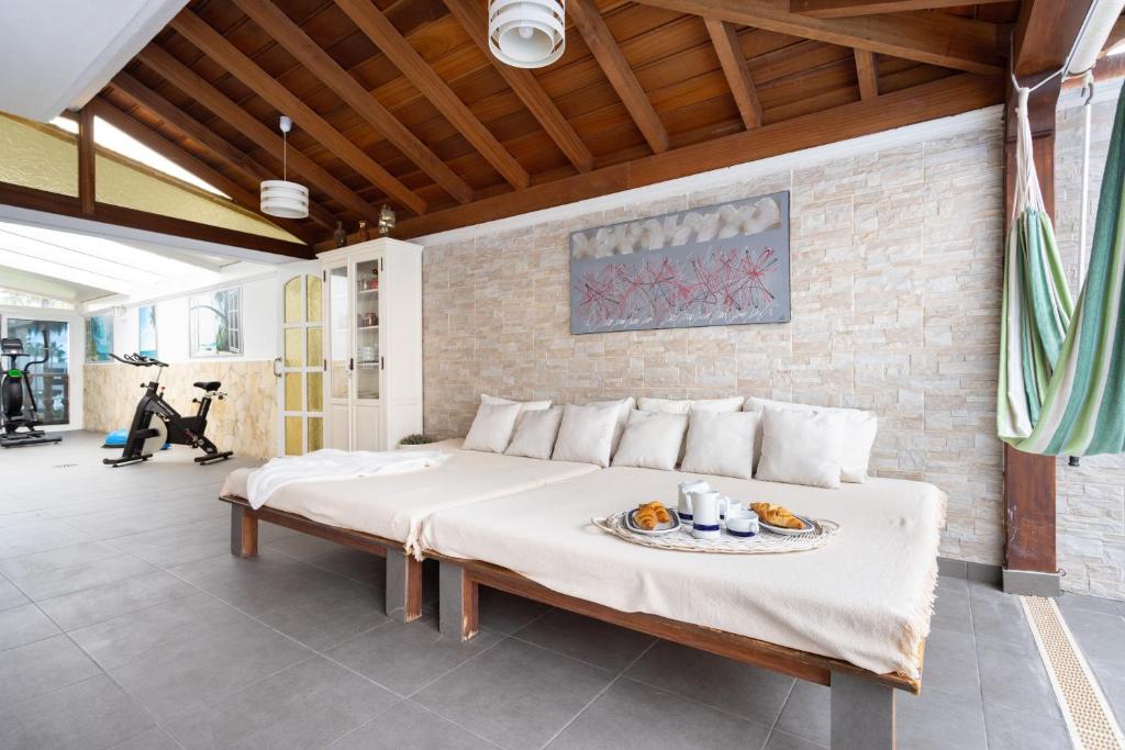 LUXURY VILLA WITH PRIVATE POOL & AIRCON, Costa Adeje, Tenerife - 2
