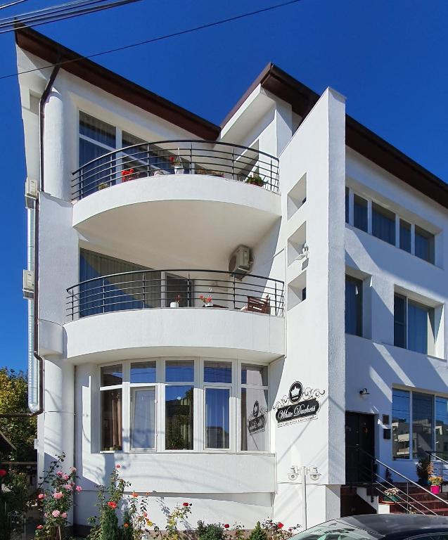 Boutique Vila White Duchess photo