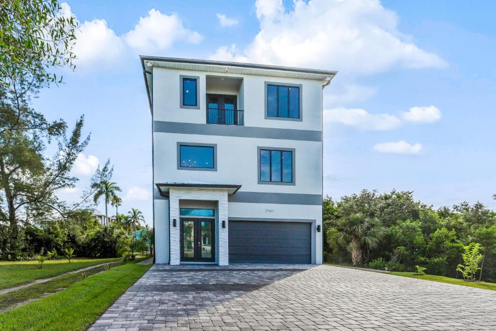 Modern Hickory Hideaway, Bonita Springs